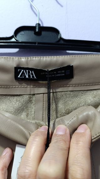 Se vende  pantalón de polipiel nuevo 10€