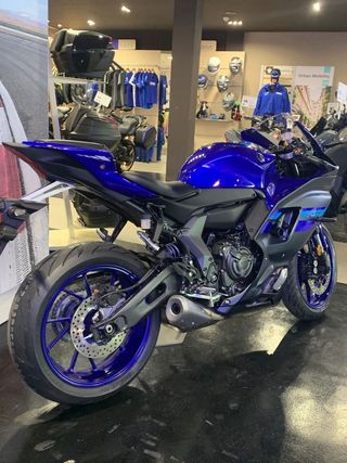 Yamaha R7