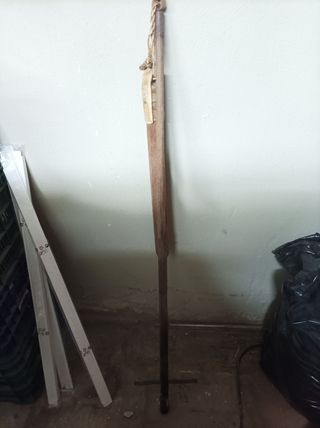 mayal viejo de madera y cuero