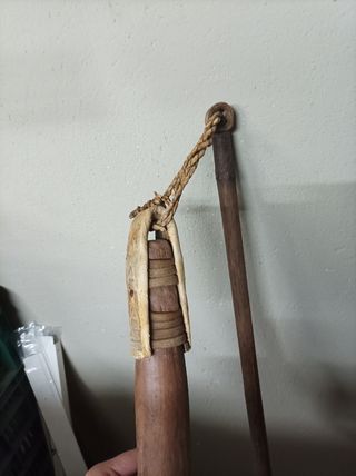 mayal viejo de madera y cuero