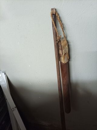 mayal viejo de madera y cuero