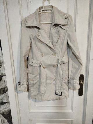 Gabardina mujer con bolsillos delan