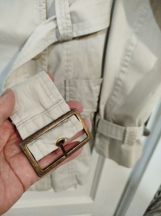 Gabardina mujer con bolsillos delan