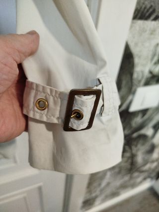 Gabardina mujer con bolsillos delan