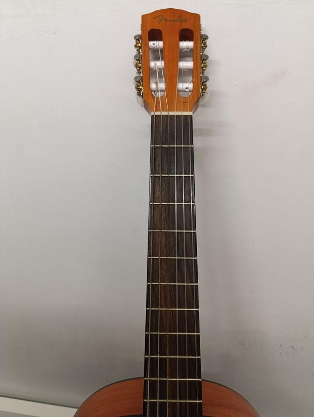 Guitarra española fender pequeña