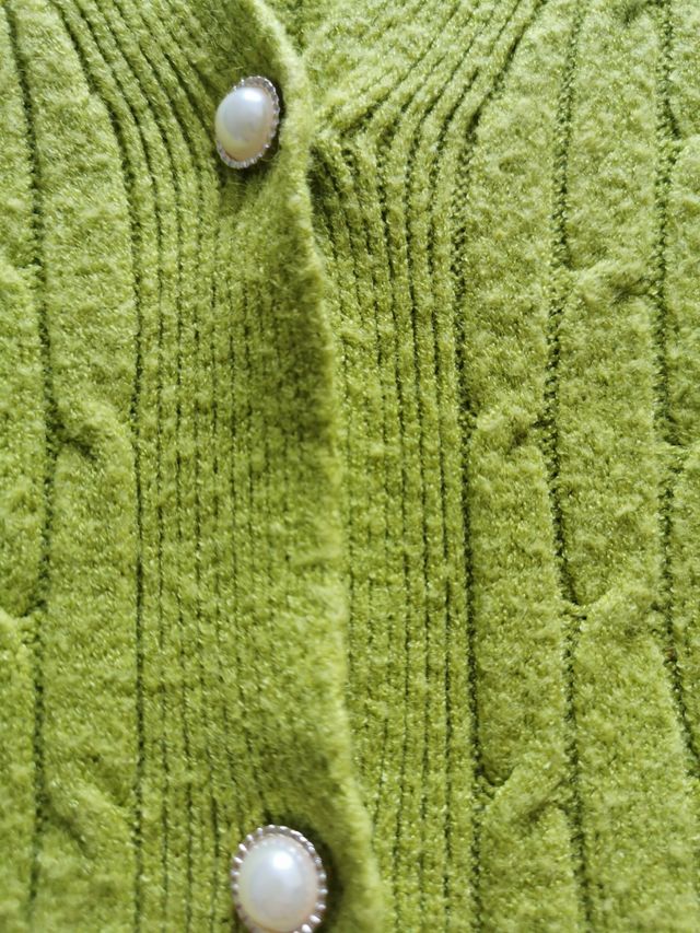 Cárdigan corta con botones joya