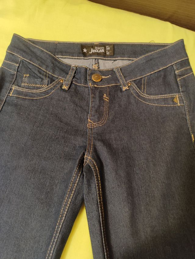 Pantalón vaquero oscuro