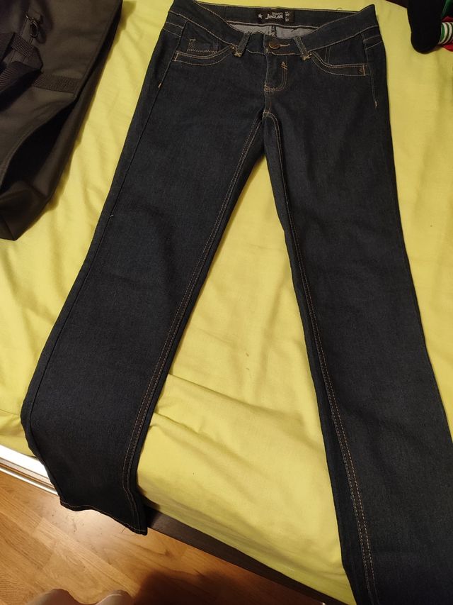 Pantalón vaquero oscuro