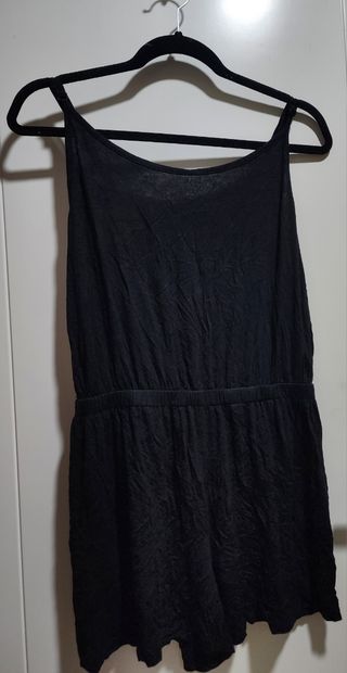 LOTE DE ROPA 5 PRENDAS, 4 TENIDAS.
SIN USO