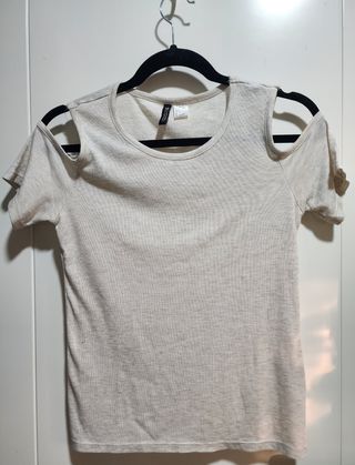 LOTE DE ROPA 5 PRENDAS, 4 TENIDAS.
SIN USO