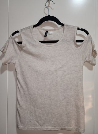LOTE DE ROPA 5 PRENDAS, 4 TENIDAS.
SIN USO