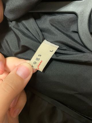 Abrigo negro largo con botones y un cinturón