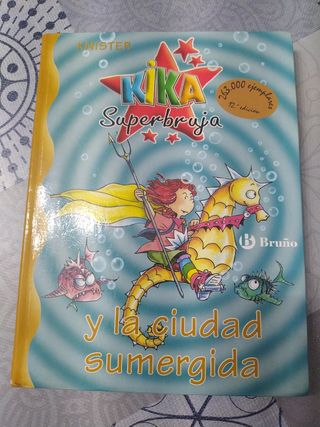 Kika Superbruja y la ciudad sumergida (Kika Superbruja / Kika Superwitch) (Spanish Edition)