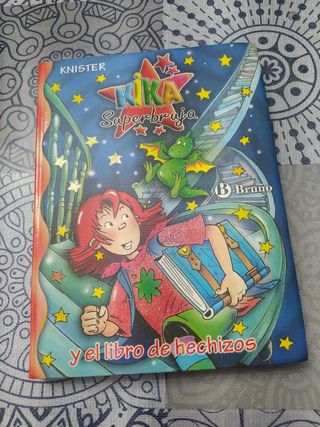 Kika Superbruja y el libro de hechizos (Kika Superbruja / Kika Super Witch) (Spanish Edition)