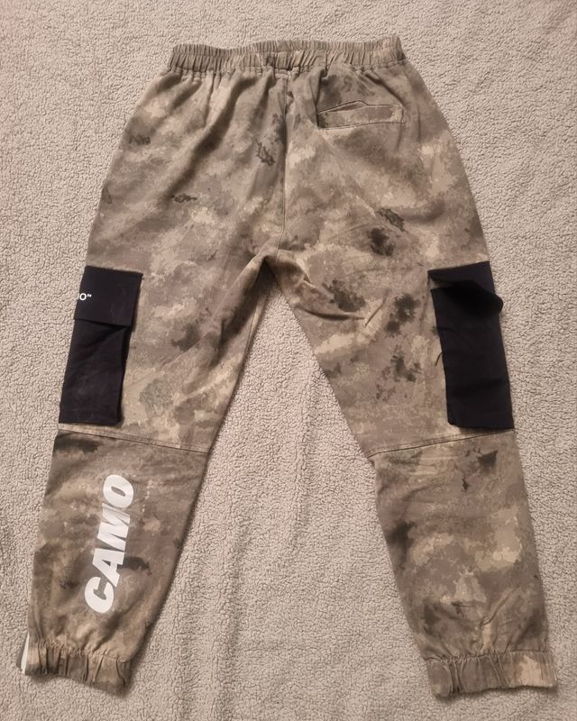 Pantaloni stile mimetico