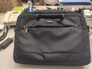 Funda portátil Amazon Basics