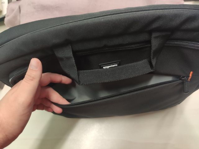 Funda portátil Amazon Basics
