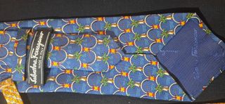 Corbata seda Salvatore Ferragamo y más.