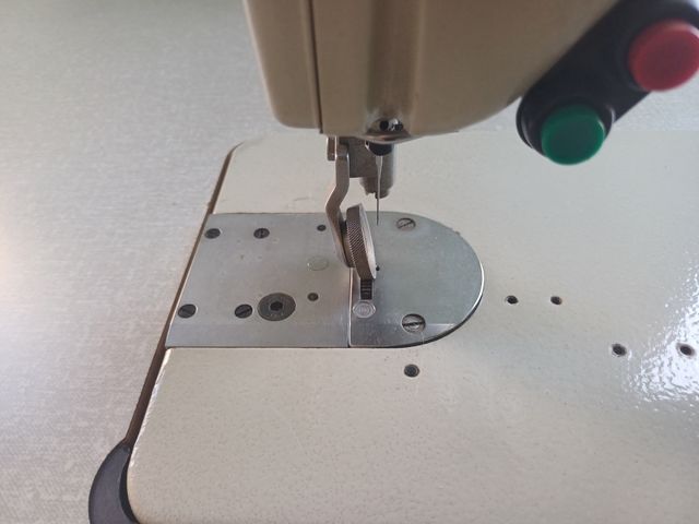 Maquina de coser Refrey cortahilos