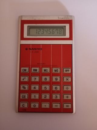 Calculadora fina marca Sanyo.
