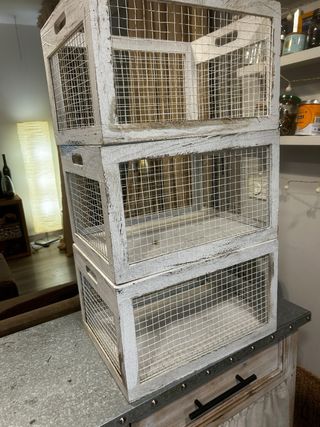 Cajones de madera con rejilla metálica