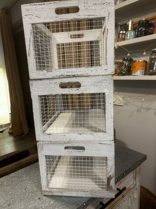 Cajones de madera con rejilla metálica