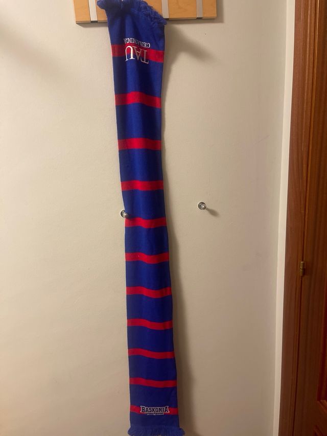BUFANDA TAU BASKONIA ANTIGUA