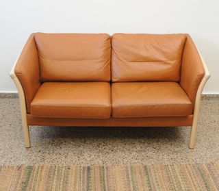 Sofa escandinavo de piel dos plazas