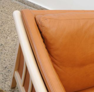 Sofa escandinavo de piel dos plazas