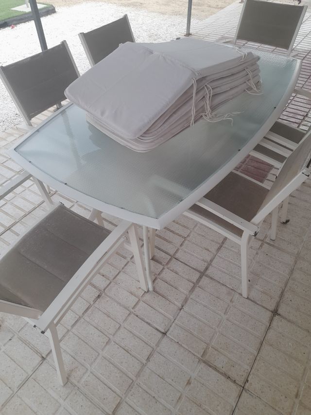 Conjunto de mesa con 6 sillas