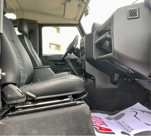 Land Rover Defender 2011