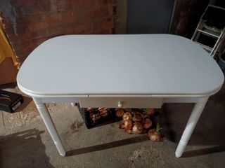 Mesa blanca de cocina