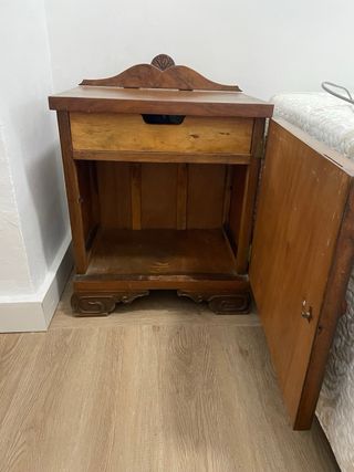 Mesita noche de madera antigua. NO ENVÍO
