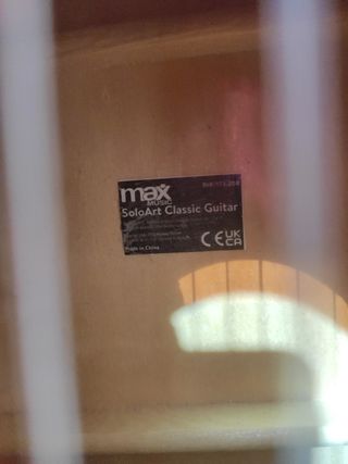 Guitarra clásica con asccesorios