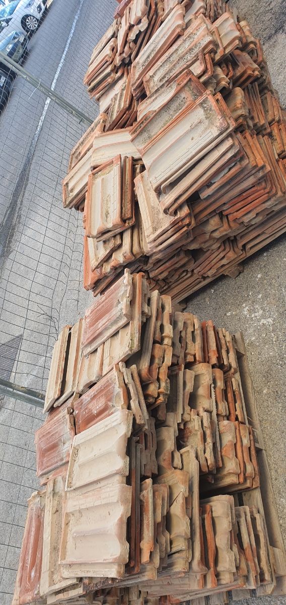 Tegola piana con diversi pallet