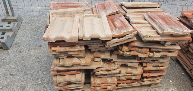 Tegola piana con diversi pallet