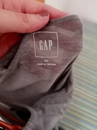 Camiseta 👕 gris escote espalda GAP
