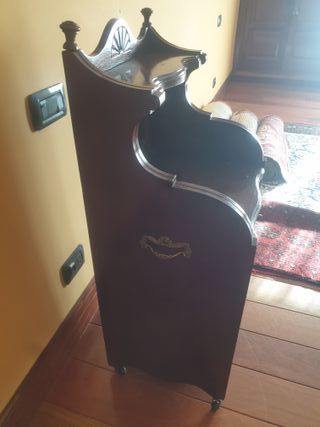 CARBONERA ANTIGUA CAOBA MESITA CON ESPEJO Y RUEDAS