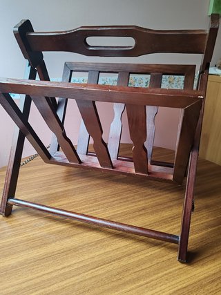 Decoración de hogar. Revistero vintage de madera