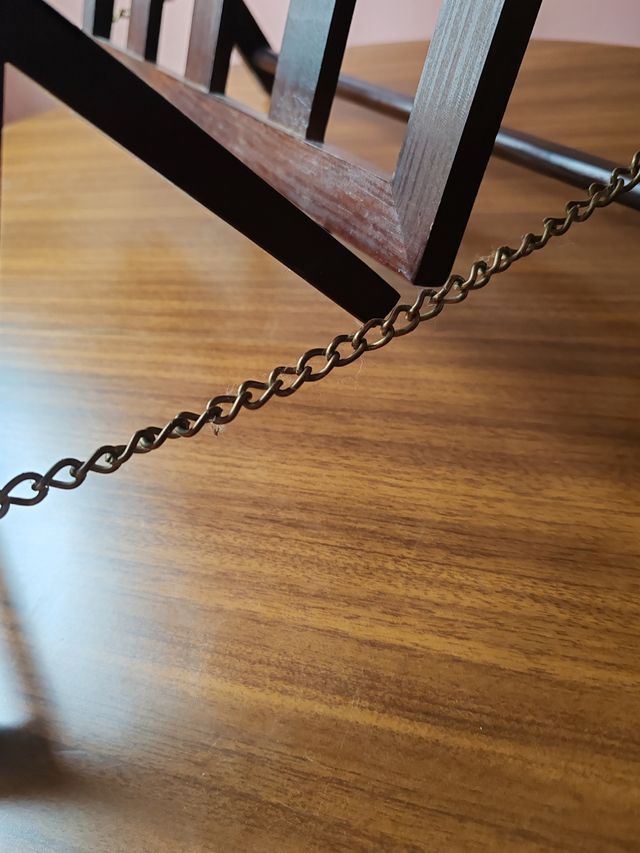 Decoración de hogar. Revistero vintage de madera