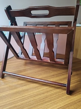 Decoración de hogar. Revistero vintage de madera