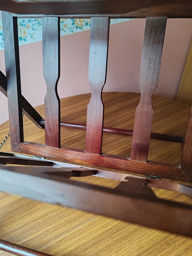 Decoración de hogar. Revistero vintage de madera