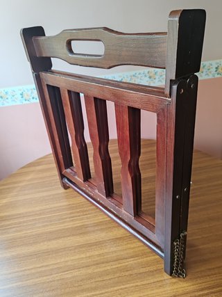Decoración de hogar. Revistero vintage de madera