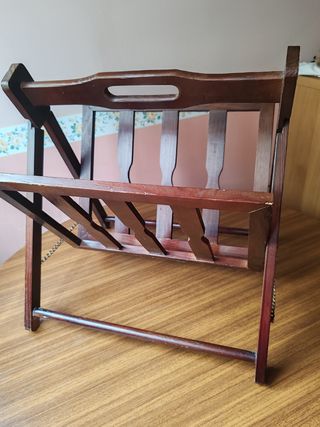 Decoración de hogar. Revistero vintage de madera
