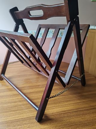 Decoración de hogar. Revistero vintage de madera