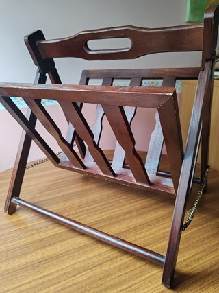 Decoración de hogar. Revistero vintage de madera