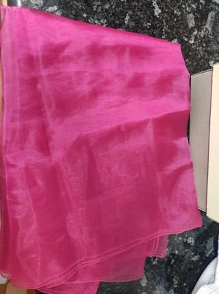 Tocado muy vistoso y fular fuxia.