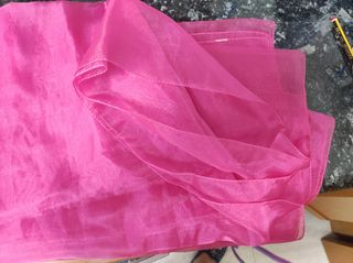Tocado muy vistoso y fular fuxia.