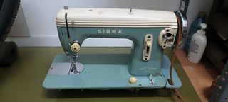 Máquina de coser Sigma con pedal.
