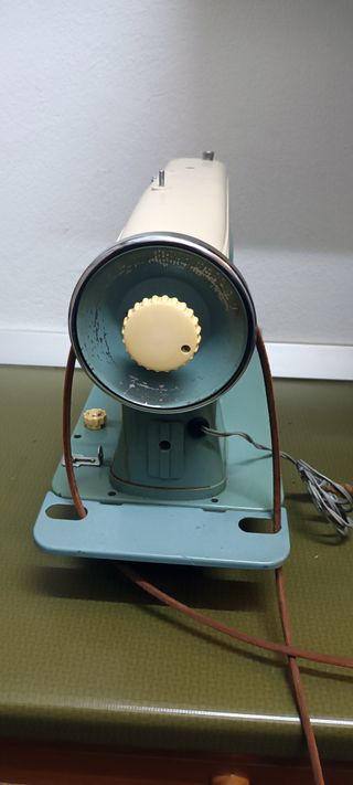Máquina de coser Sigma con pedal.